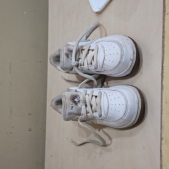 Sneakers - Picture 2 of 4